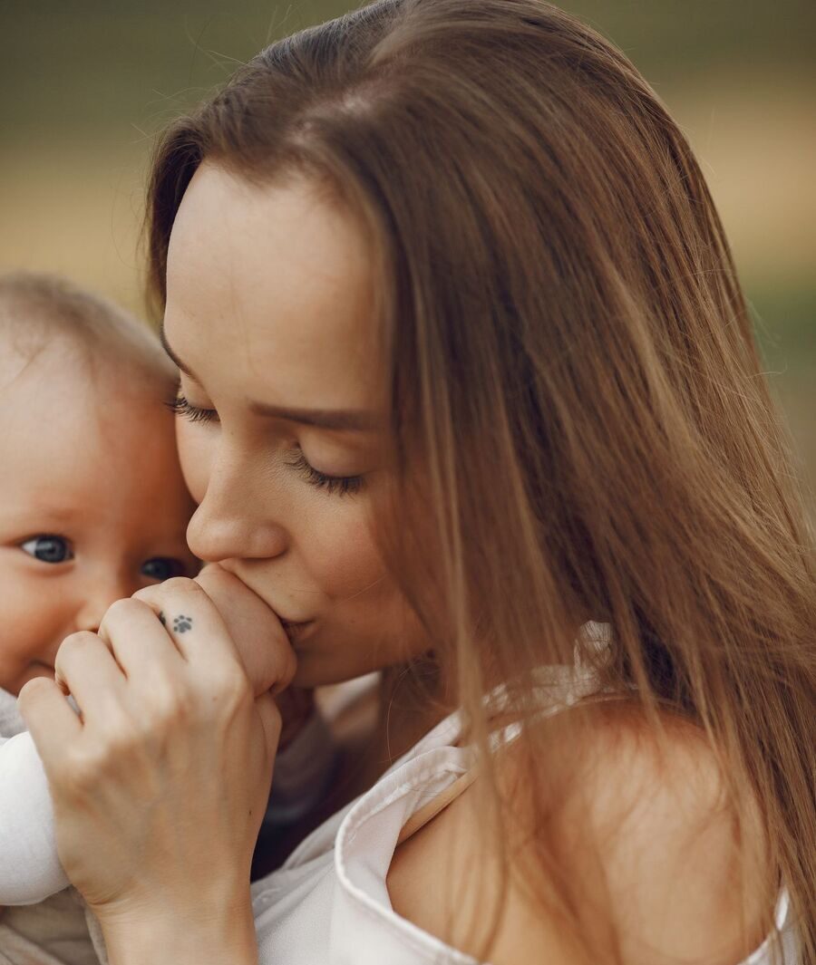 Mãe segurando seu bebê