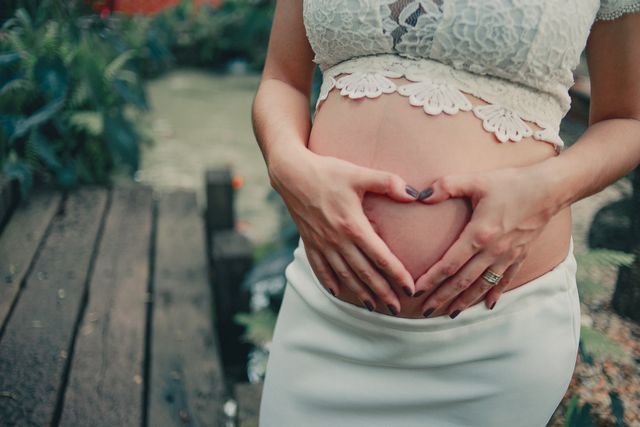 gravida-fazendo-coração-na-barriga